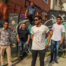 Foto de Bastilha Em Queda