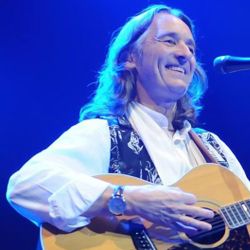 Foto do artista Roger Hodgson