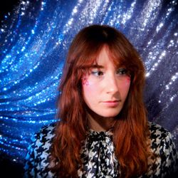 Foto do artista Emily Reo