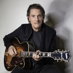 Foto do artista Francis Cabrel