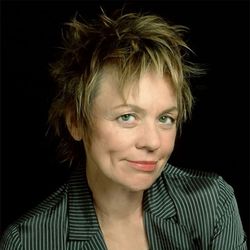 Foto do artista Laurie Anderson