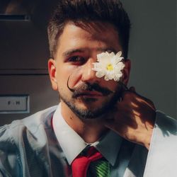 Foto do artista Camilo