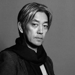 Foto do artista Ryuichi Sakamoto
