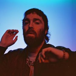 Foto do artista Chet Faker