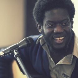 Foto do artista Michael Kiwanuka