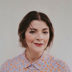 Foto do artista Laura Souguellis