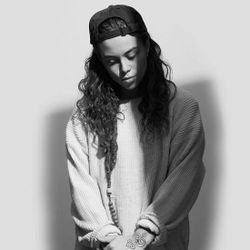 Foto do artista Tash Sultana