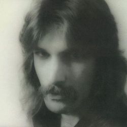 Foto do artista Roger Voudouris
