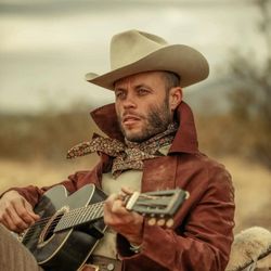 Foto do artista Charley Crockett