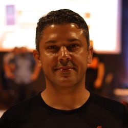 Foto do artista Rogério Molina