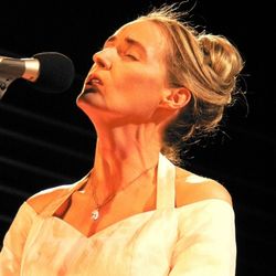 Foto do artista Lisa Gerrard