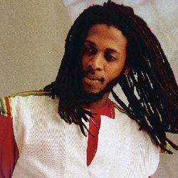 Foto do artista Ini Kamoze