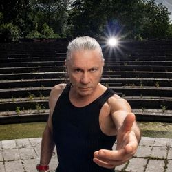 Foto do artista Bruce Dickinson