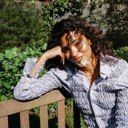 Foto do artista Olivia Dean