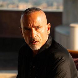Foto do artista Eros Ramazzotti