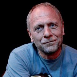 Foto do artista Peter Ratzenbeck