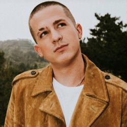 Foto do artista Charlie Puth
