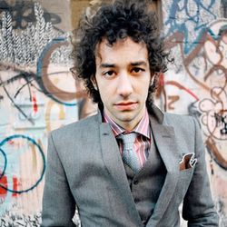 Albert Hammond Jr. joga xadrez com a morte no videoclipe de Caught By My  Shadow 