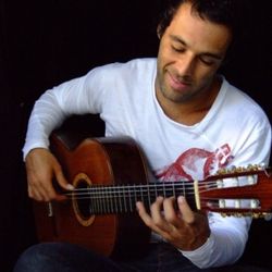 Foto do artista Rogê