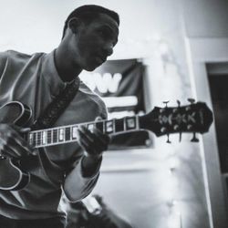Foto do artista Leon Bridges