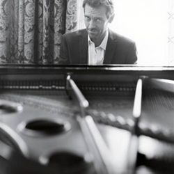 Foto do artista Hugh Laurie