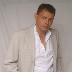 Foto do artista Luciano Moreno