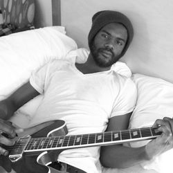 Foto do artista Gary Clark Jr