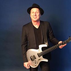 Foto do artista Adrian Belew