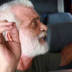 Foto do artista Lula Côrtes
