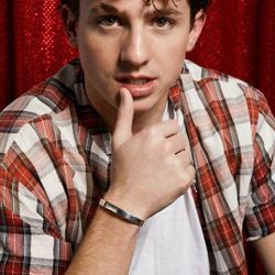 Foto do artista Charlie Puth