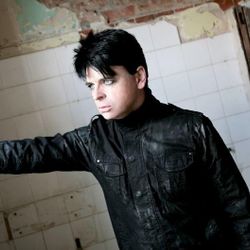 Foto do artista Gary Numan
