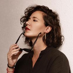 Foto do artista Tiê