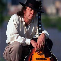 Foto do artista Stevie Ray Vaughan