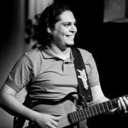 Foto do artista Emiliano Pordeus