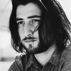 Foto do artista Noah Kahan