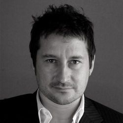 Foto do artista Clint Mansell