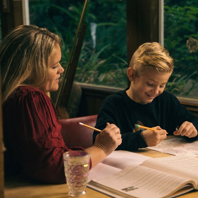 Portada de la canción "Remember Me Happy", de Alex Warren