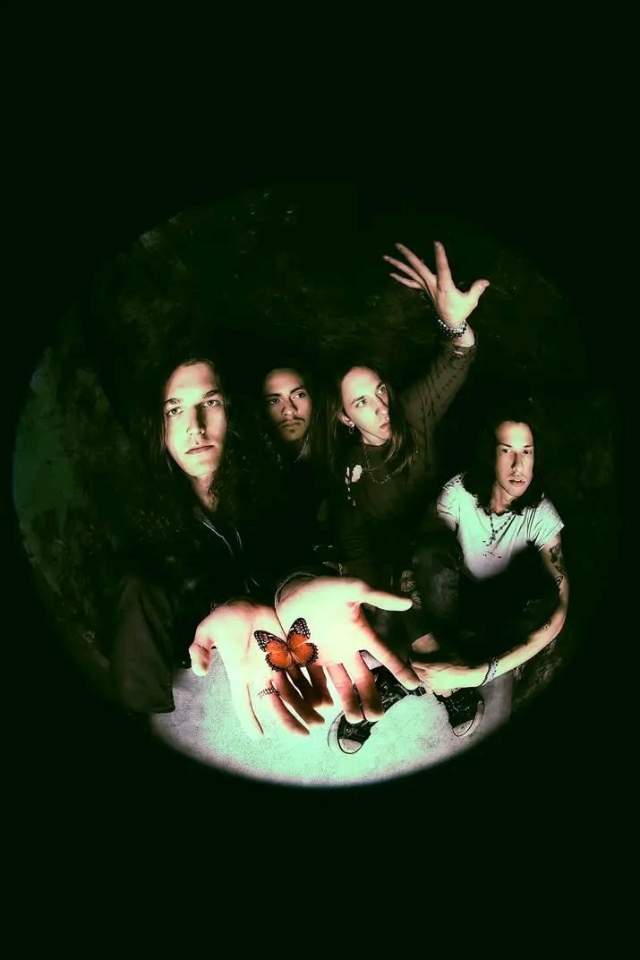 Foto de Return to Dust