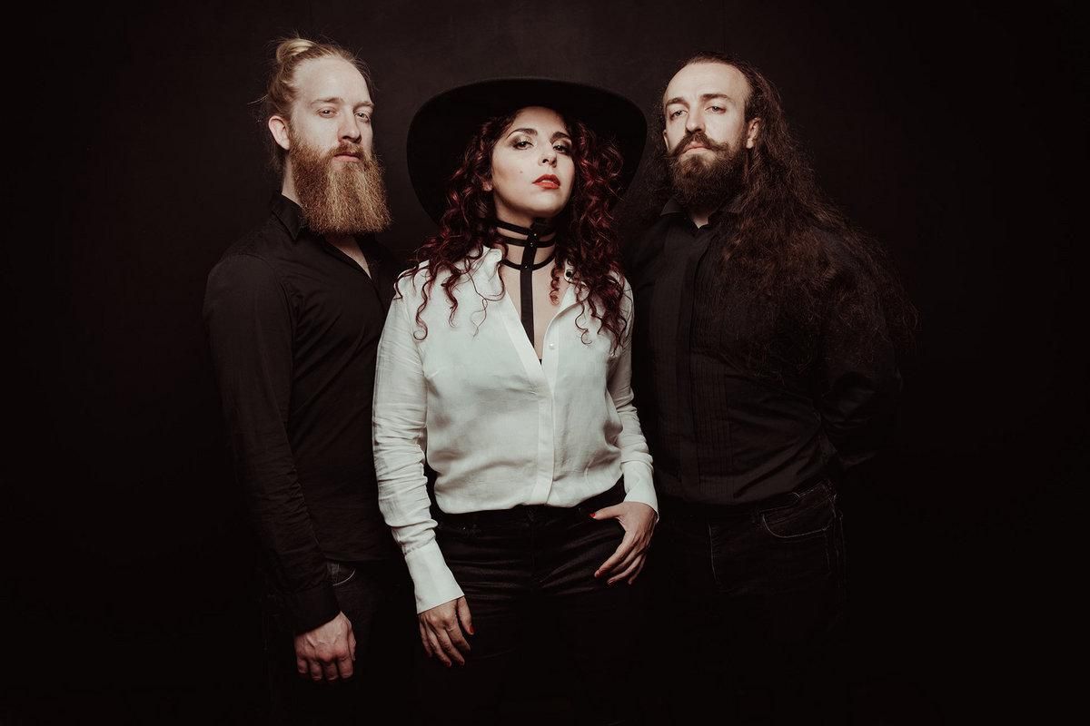 Foto de Dark Horse White Horse