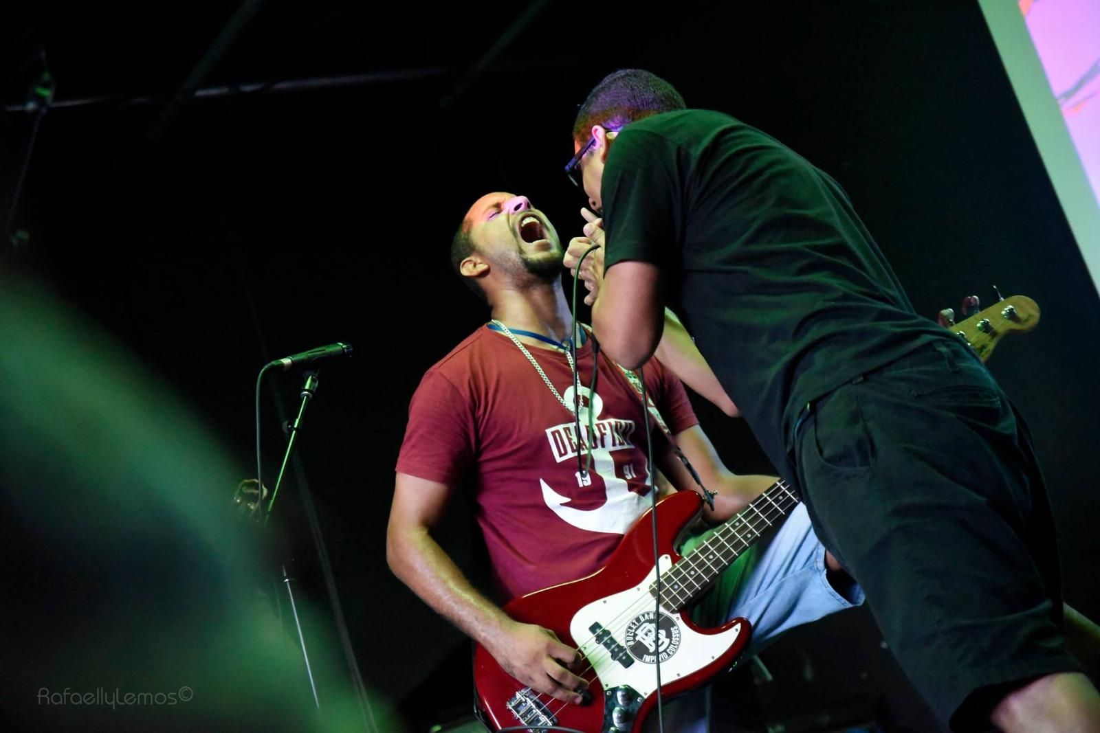 Foto de One Black Two White