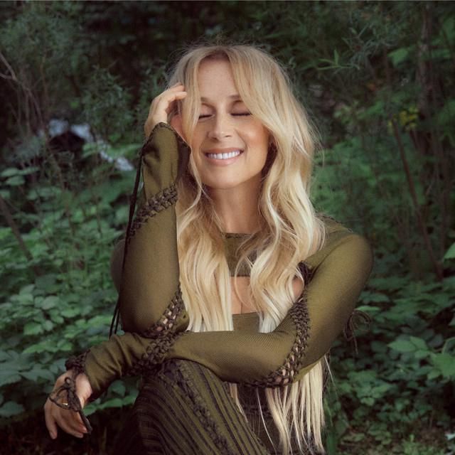 Photo of Lara Fabian