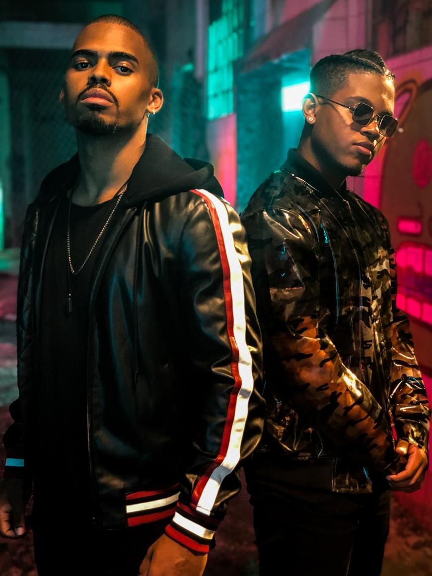 Foto de Lucas e Orelha 