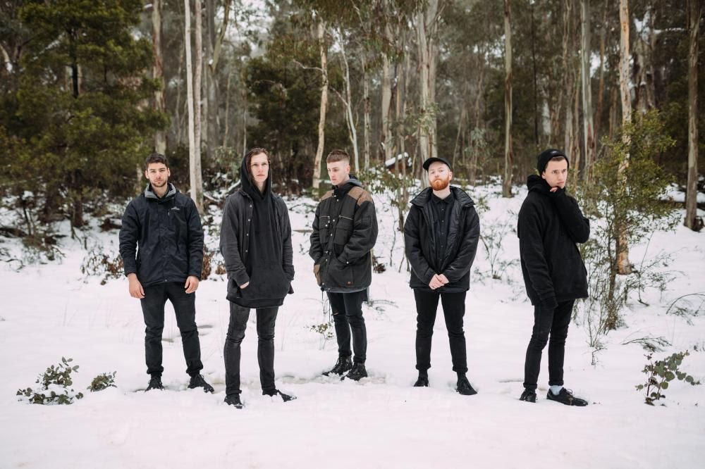 Foto de Above, Below