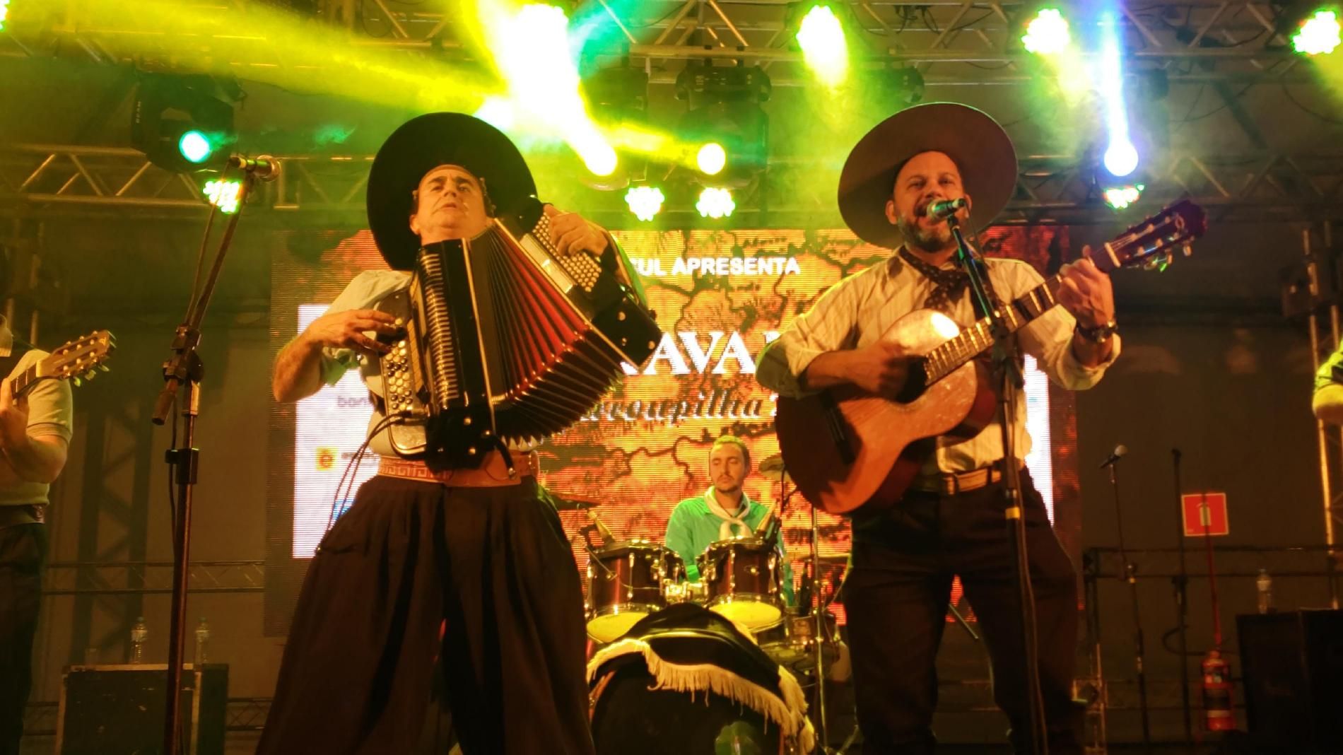 Foto de Volmir Dutra e Criado Em Galpão
