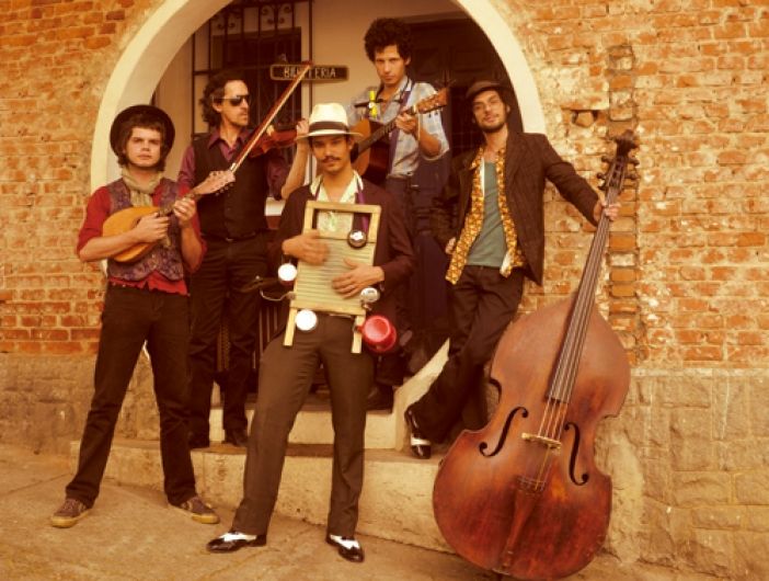 Photo of Mustache & Os Apaches