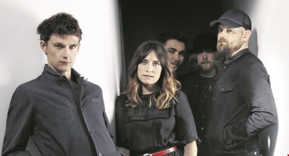 Foto de Walking On Cars