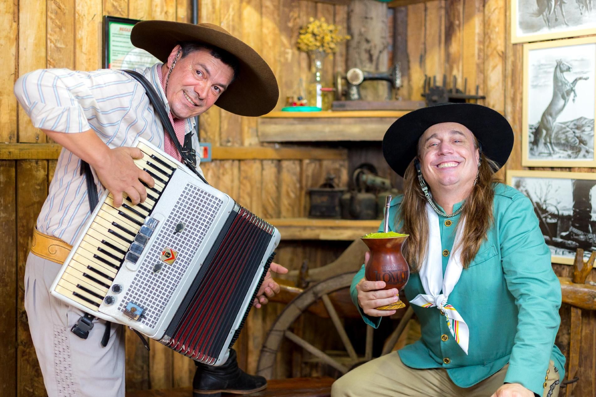 Foto de Machado e Marcelo do Tchê