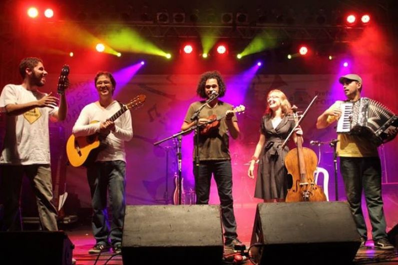 Foto de Capotes Pretos na Terra Marfim