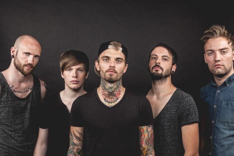 Foto de His Statue Falls