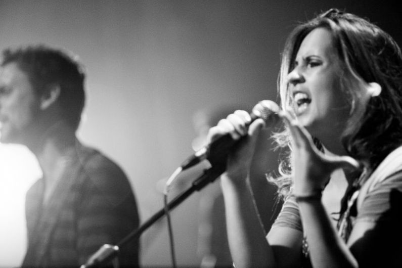 Foto de Estrela Leminski e Téo Ruiz